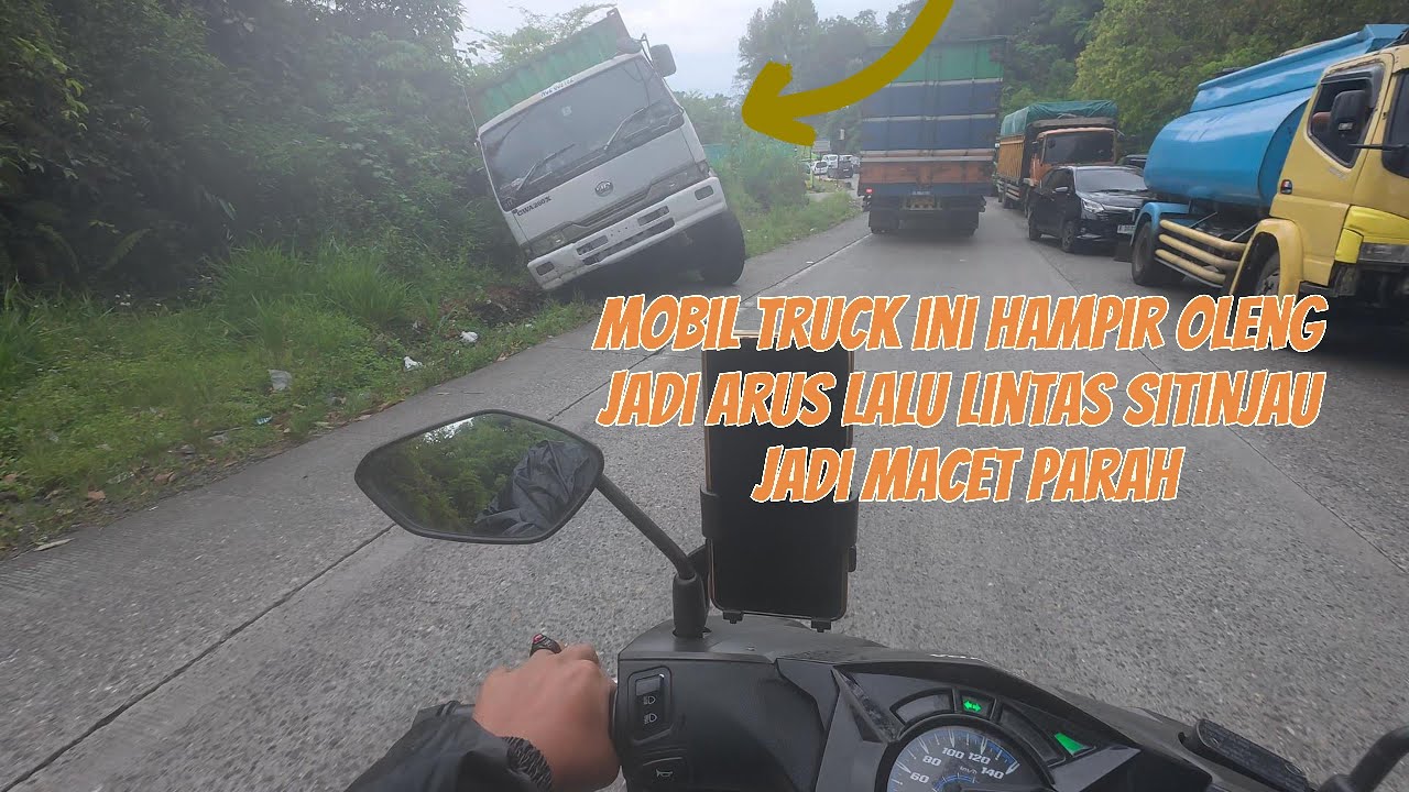 TRUCK WARNA PUTIH INI HAMPIR OLENG KECELAKAAN DI SITINJAU LAUIK