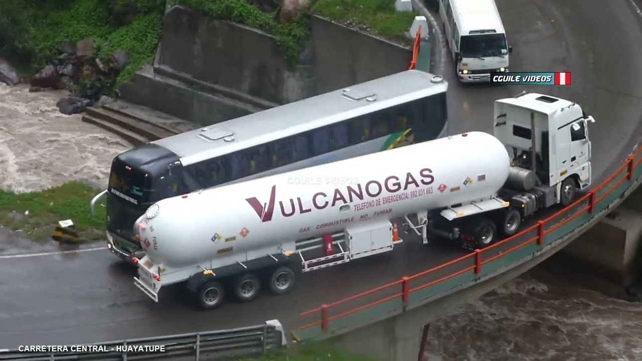 Curvas Peligrosas - Carretera central - lluvia - buses y camiones del perú 2022