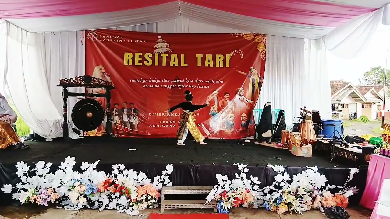 Tari jaipong PADJADJARAN ANYAR by ANDYRA NAIFA FADHELLA  Acara resital tari 
