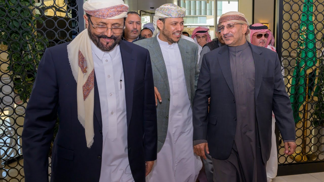 طارق صالح يقدم واجب العزاء في وفاة اللواء عبدالرقيب الصبيحي