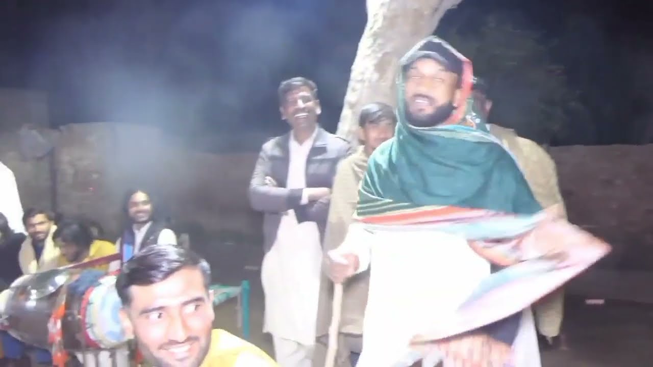 M#a09 mahndi par Bhai ne kia kamal ka funny 🤣 goan sunaey.best clip ik bar zaror dheakhey.