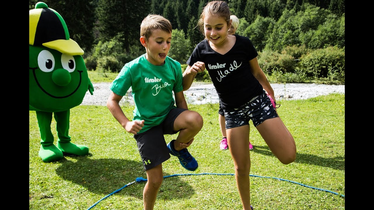 Manni Pranger und Tiroli: Spiel & Spa&szlig; beim Einbeinh&uuml;pfen
