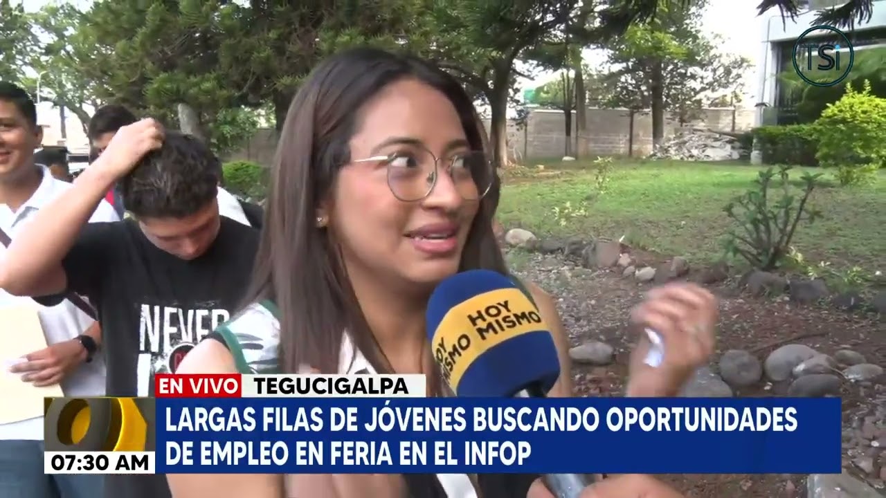 Largas filas de jóvenes buscando oportunidades de empleo en feria en el INFOP