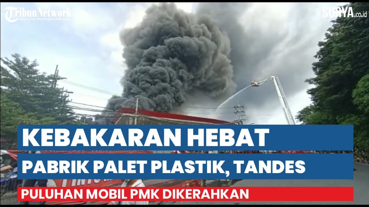 Kebakaran Hebat Pabrik Palet Plastik, Tandes. Puluhan Mobil PMK Dikerahkan Termasuk Bronto Skylift
