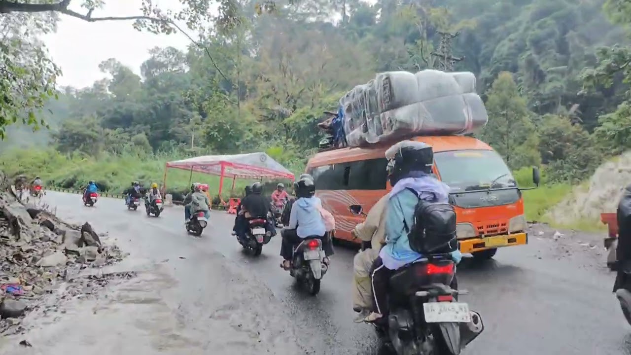 Kondisi jalan Lembah Anai jam 5 sore, Minggu 28 September 2025