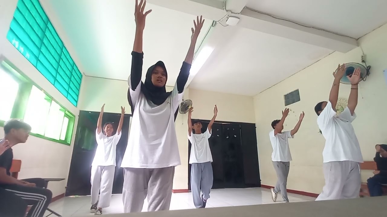 Praktik Senam Kelas XII - 2 Kelompok 2