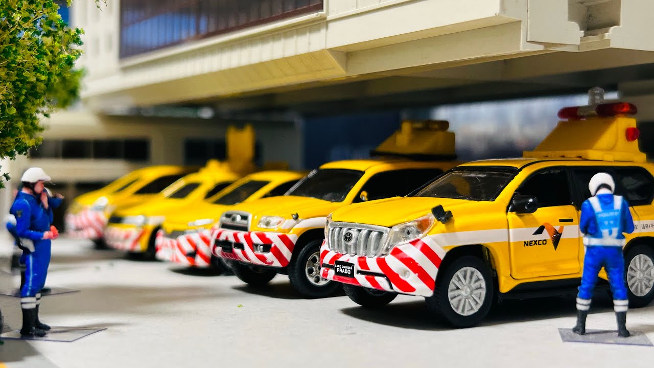 【大人の趣味】救急車緊急走行！高速道路パトロール　トミカコマ撮り大人がハマるtomica Ambulance minicar runs in anemergency! driving test