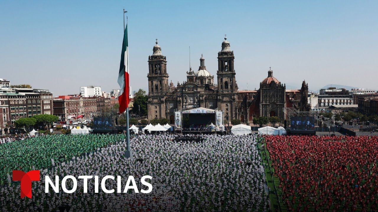 Una megaclase de fútbol en el Zócalo de Ciudad de México impone récord Guinness | Noticias Telemundo