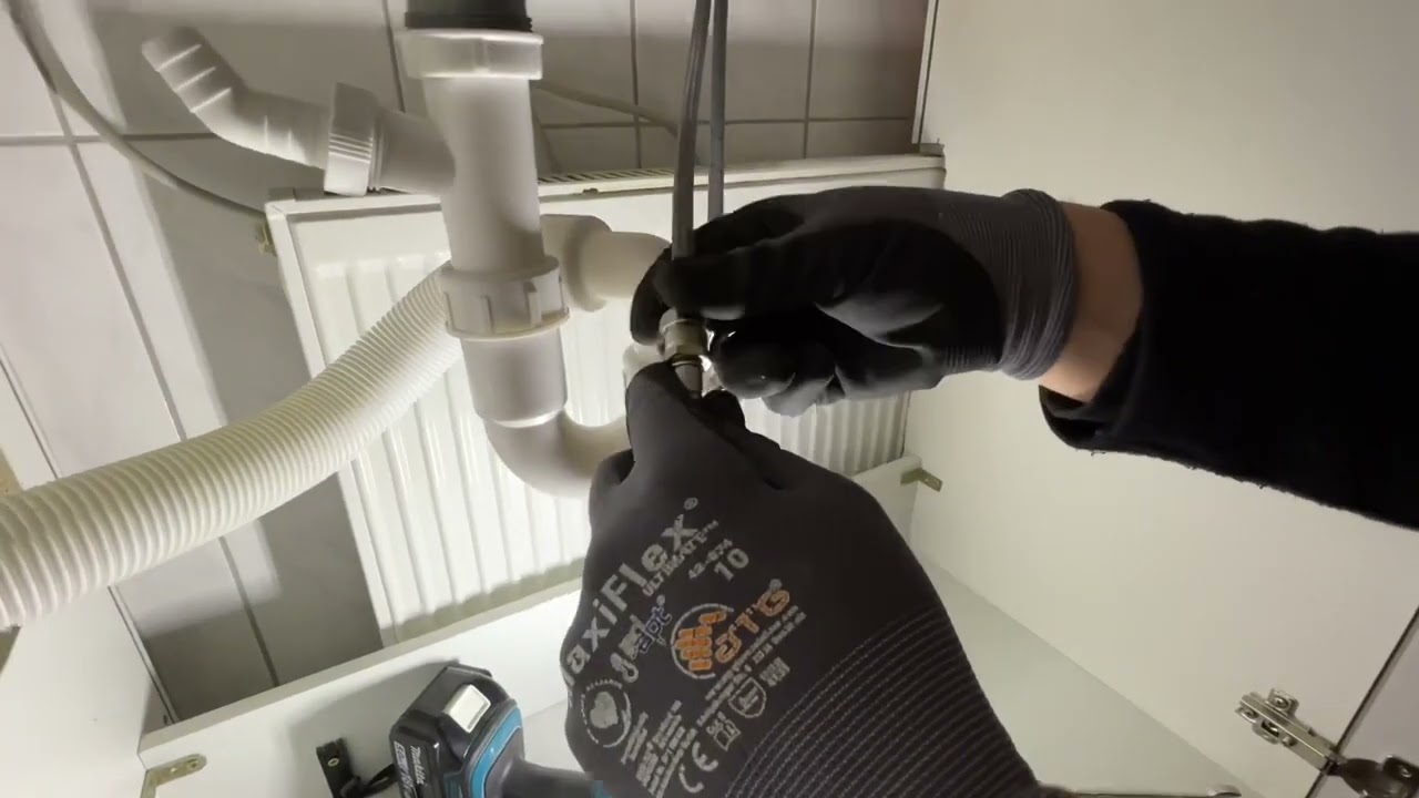 Mischbatterie (Einhebelmischer) in Edelstahlspüle einbauen - how to  install a kitchen tube