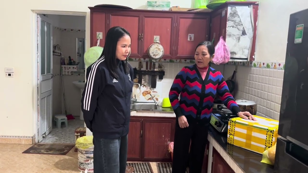 Nham sang bat ngo thấy bà quê nhiều tiền ăn sáng vậy 