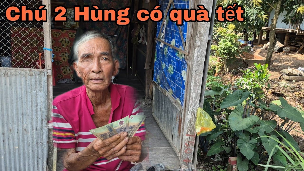 Chú 2 Hùng neo đơn vui mừng nhận quà tết .