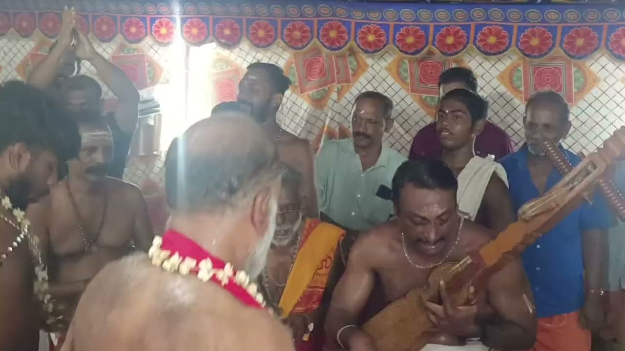 ദേവിയും കൂട്ടരും കളത്തിലേക്ക് എഴുന്നള്ളുന്നു....