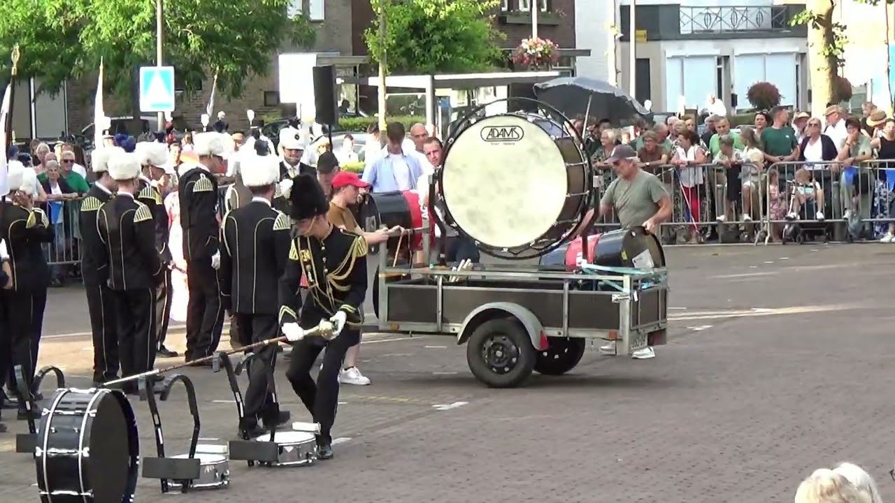 Taptoe Born 2025: Burg. Kotenplein Grevenbicht: Harmonie L'Union Born