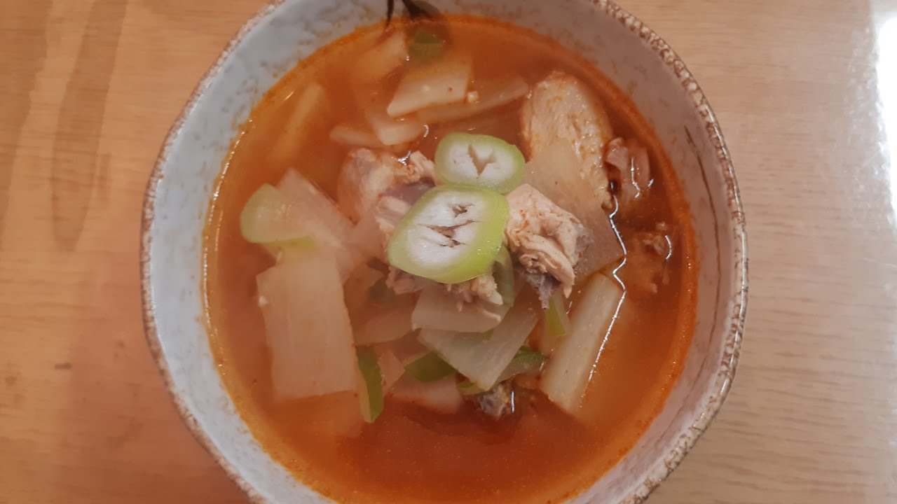 닭을 이용한 얼큰한 국 끓이기 시원하고 칼칼한 닭국