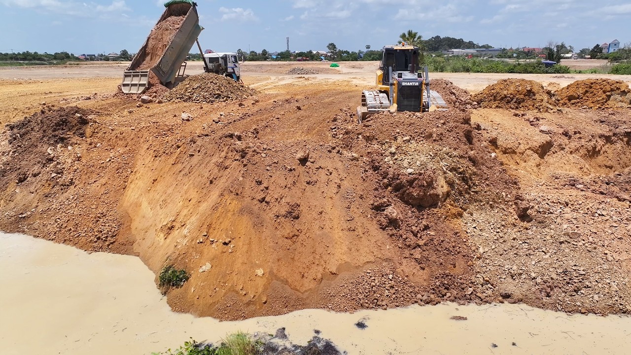 Great Project Larg Scale Land Filling Up By Bulldozer SHANTUI and 25Ton Truck Delivery Stone