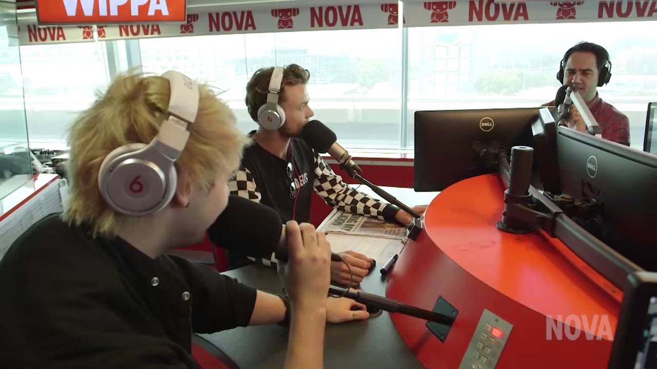 Michael & Ashton from 5SOS talk about girls and leaving the band.