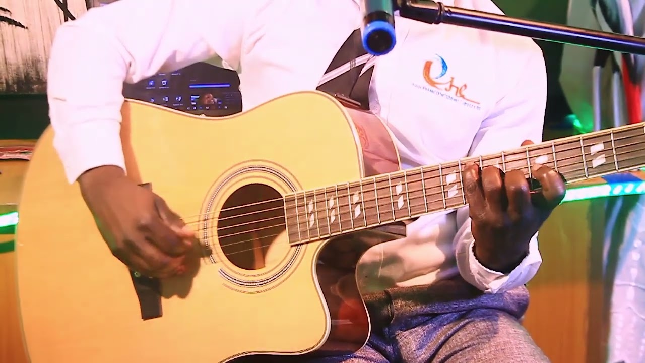 Uko wakwiga kuryoshya Guitar 