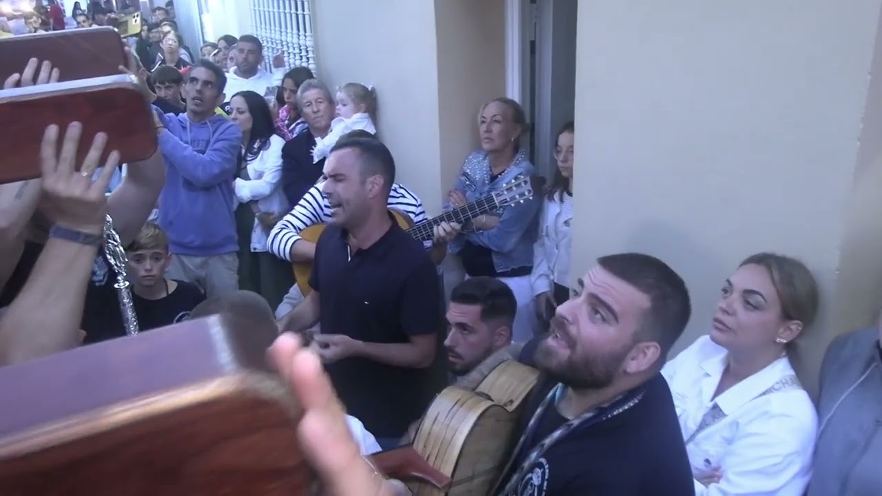 Juan Álvarez le canta sevillanas a la Virgen del Mar 2025