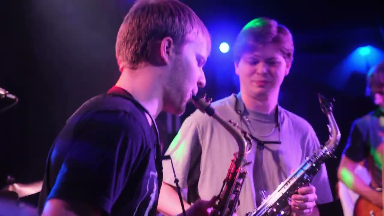 What’s better than one sax solo? TWO SAXOPHONE SOLOS AT THE SAME TIME!