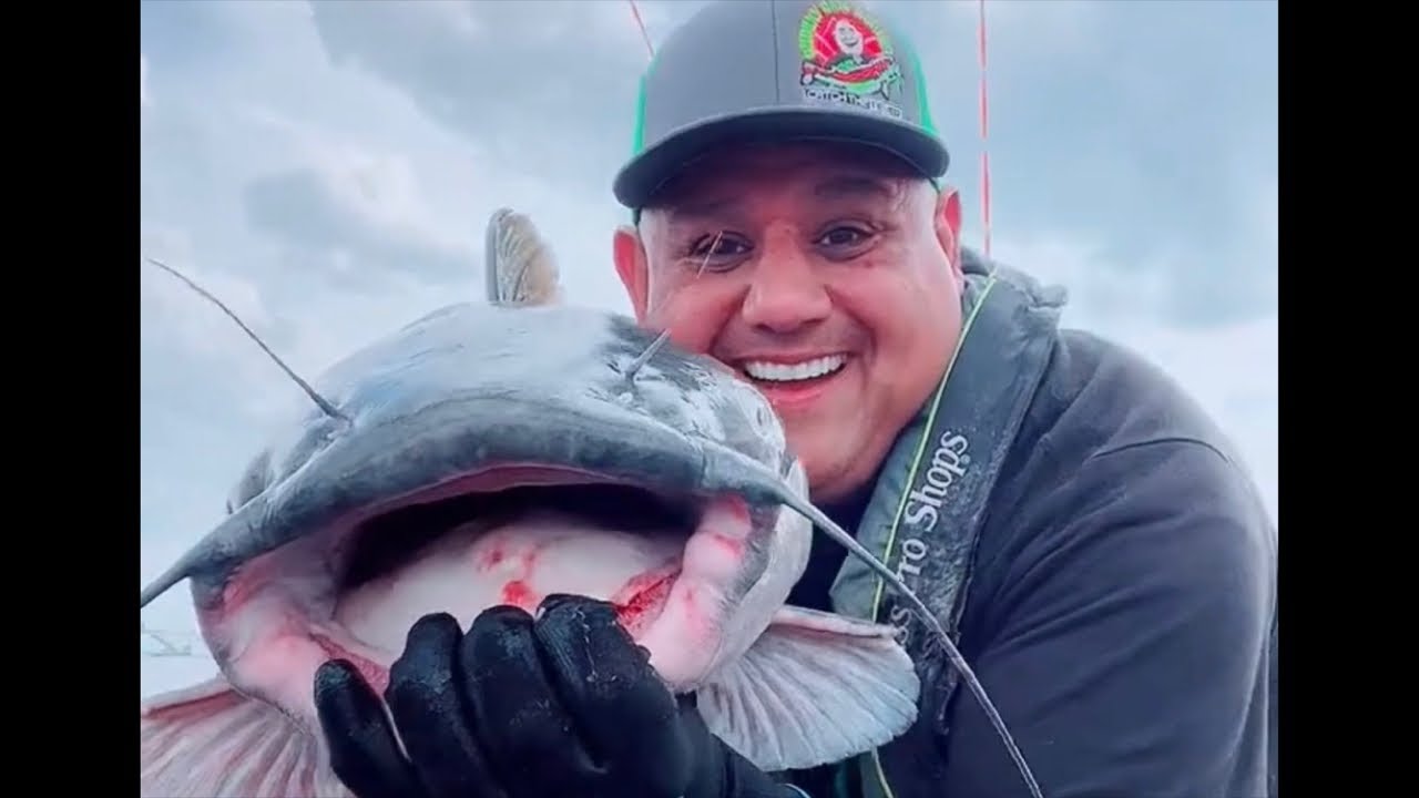 BIG FISH @ 2:26:00 and 2:41:30 Potomac River!  Blue Catfish
