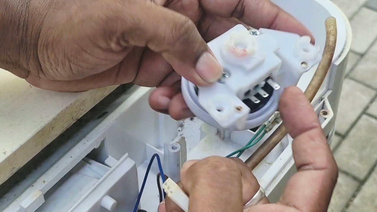 ප්‍රශ්න ගොඩකට බලපාන water level  sensor එක තනිවම මාරු කරමු.  