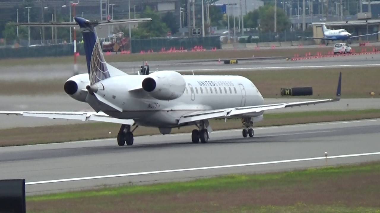 United Airlines, United Express, Embraer ERJ 145, Takeoff (MHT)