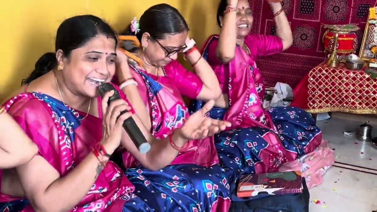 લખેલું છે 🌷અંબે માં ગોરા ંબહુચર માં કેડે થી પાતળા