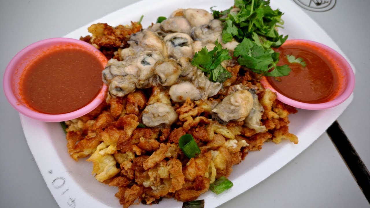 How oyster omelette (or luak) is fried (蠔蛋, 蠔煎) (Newton, Singapore street food)