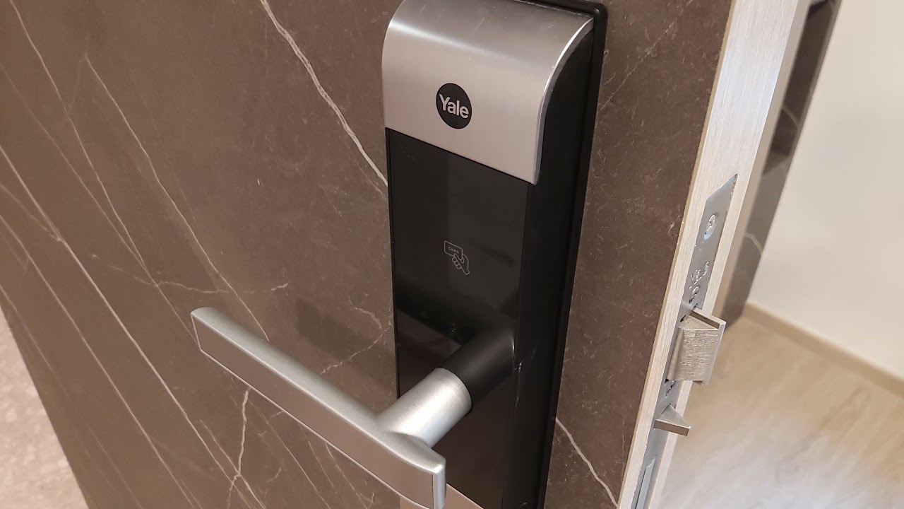 Yale Door-lock: Batteries & Password & Key