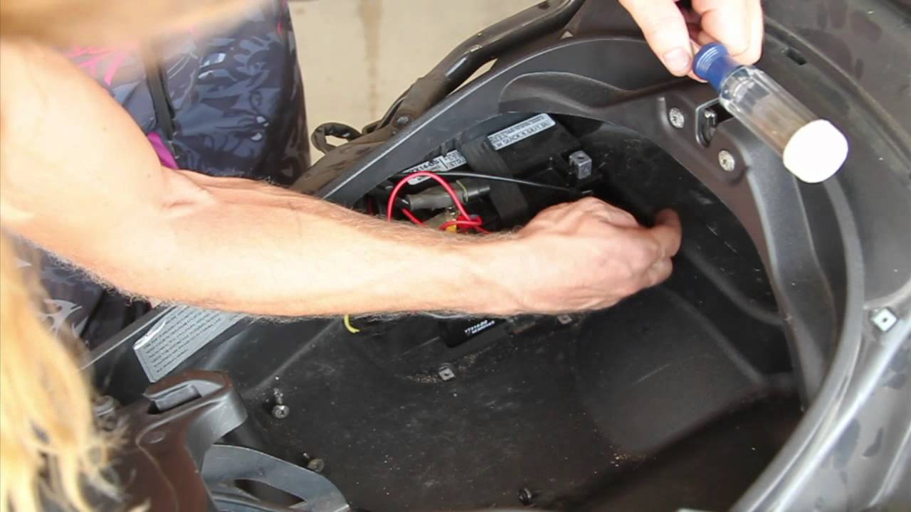 Piaggio MP3 - Trunk Box and Bracket Removal | MicBergsma