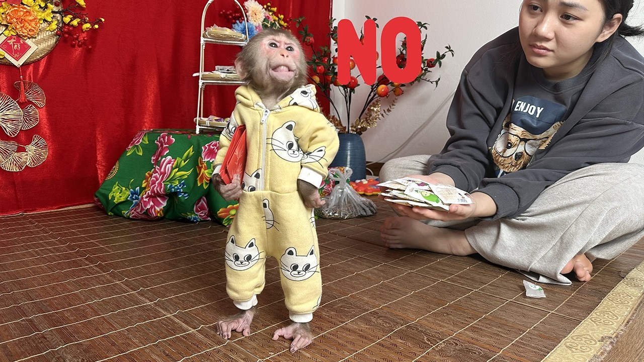 Lala showed her displeasure and sulked when Mom didn't buy her favorite sweets!