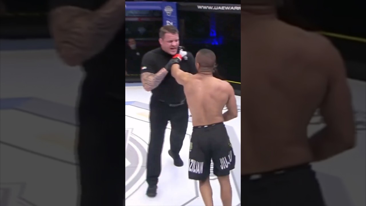 Он напал на судью Марка Годдарда 😳 на @UAEWarriors - ​⁠@Mmatvlive