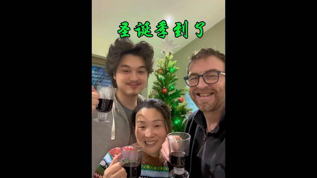 暖冬必备： 一锅羊肉萝卜➕一壶圣诞热红酒 冬日里炖上一锅羊肉萝卜，汤香四溢，整间屋子都弥漫着暖烘烘的气息。再煮上一壶圣诞氛围满满的热红酒，桂皮与果香在空气中缓缓升腾。捧着热乎乎的杯子，轻轻抿上一口，暖