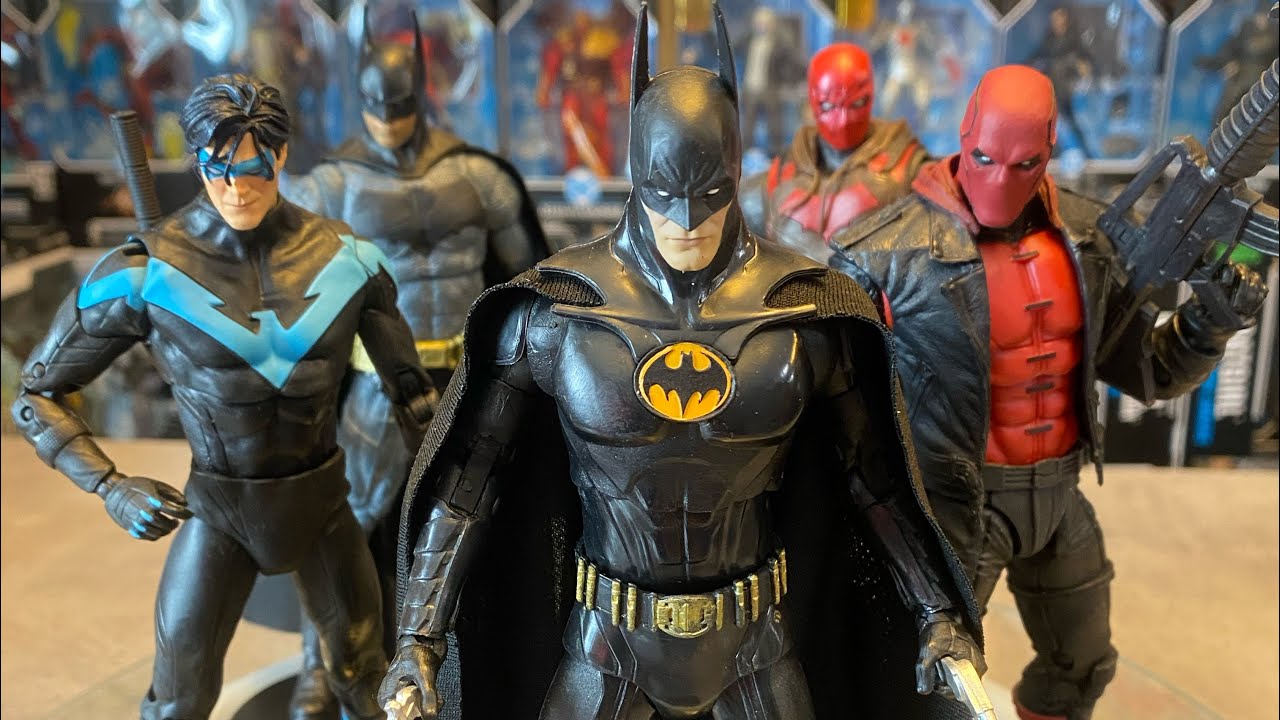 Витрина фигурок Бэтмена Макфарлейна из серии DC Multiverse