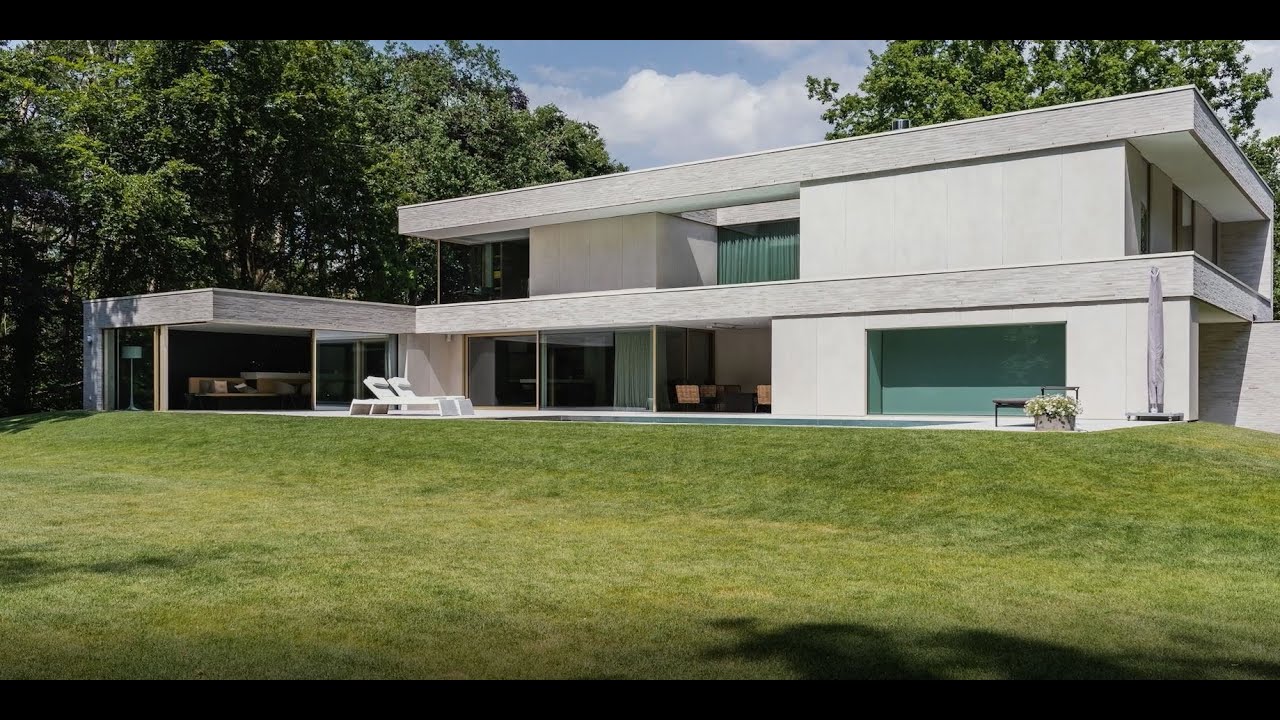 Minimalistische villa met ultraslanke raamprofielen