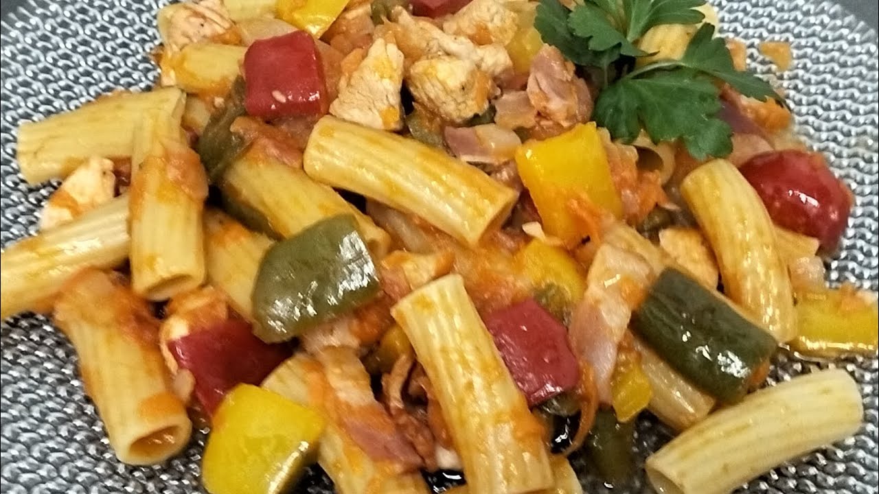Pasta con pollo, bacon y verduras, plato muy completo y delicioso 