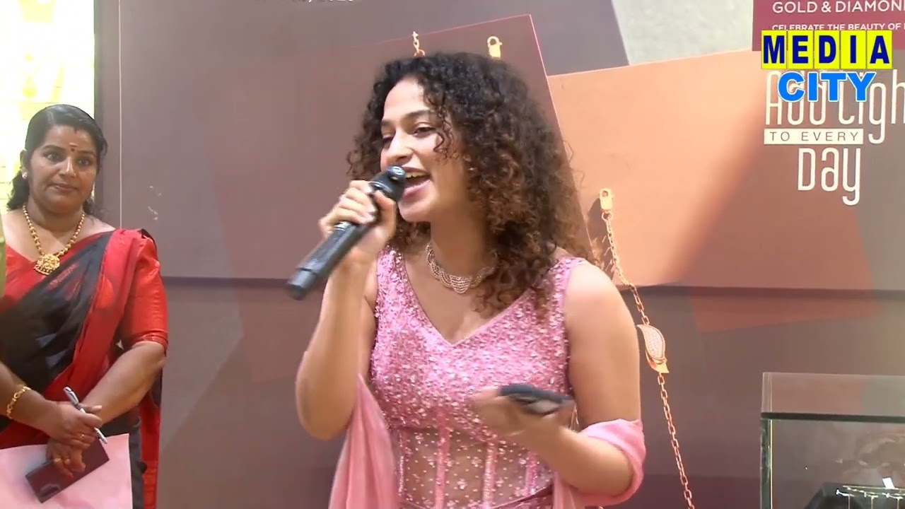 വടകര മലബാർ ഗോൾഡ് ആൻഡ് ഡയമണ്ട്സിൽ ലൈറ്റ് വെയ്റ്റ് ഷോയ്ക്ക് വർണ്ണാഭമായ തുടക്കം.