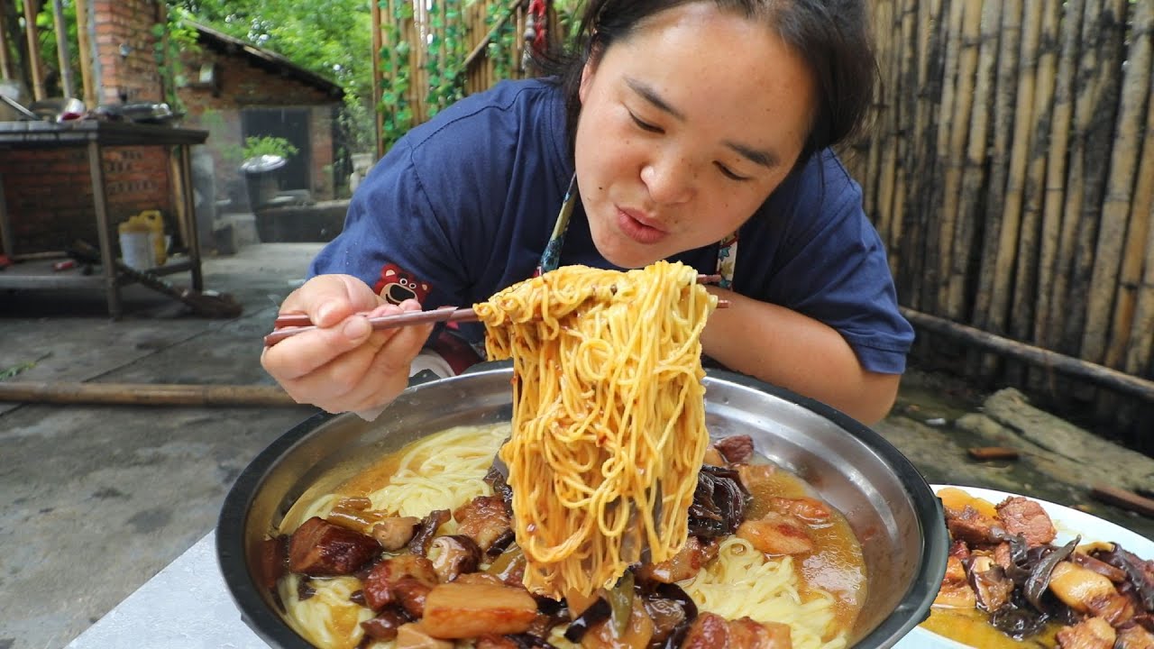 2斤脖子梅花肉，煮烂肉面条，苗大姐吃半斤面条肉吃光#面条#