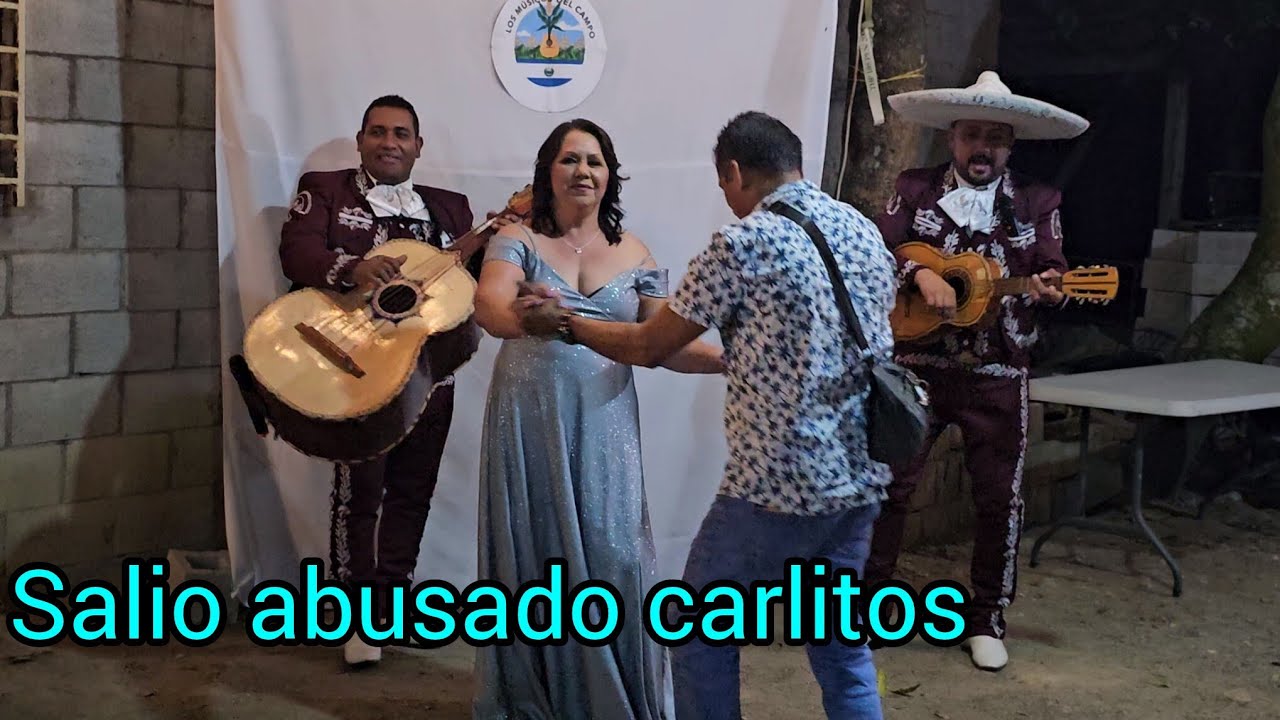 LOS MUSICOS TIRARON SUS GUITARRAS Y BAILARON CON EL MARIACHI