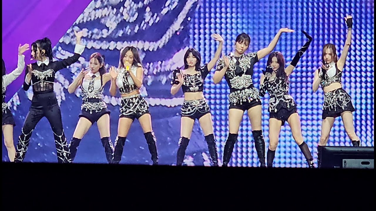 Twice 트와이스 @ Accor Arena in Paris - I can't stop me | Fancam