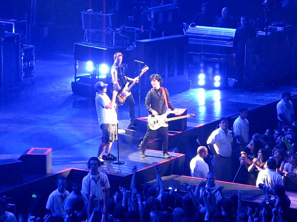 Green Day, Billie Joe gets kissed ~ LONGVIEW - Key Arena Seattle July 3, 2009