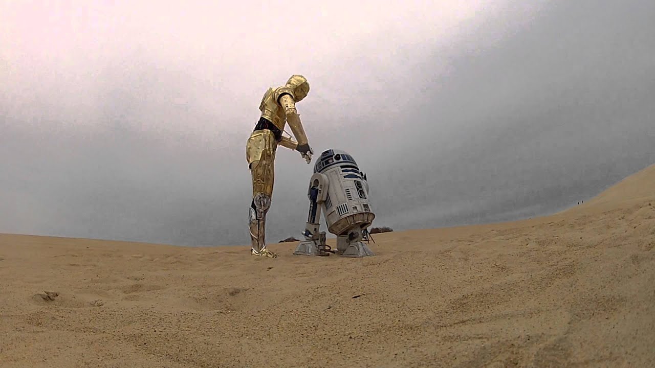 C3PO and R2D2 chillen in the desert