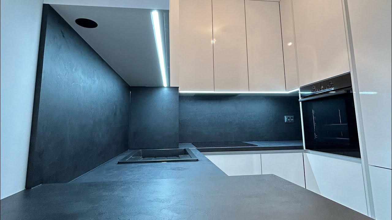 Bijela kuhinja s antracit detaljima 🏠