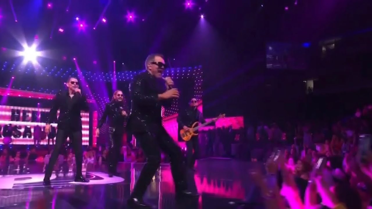 Presentación De Toño Rosario y Los Hermanos Rosario En Premios Juventud 2023