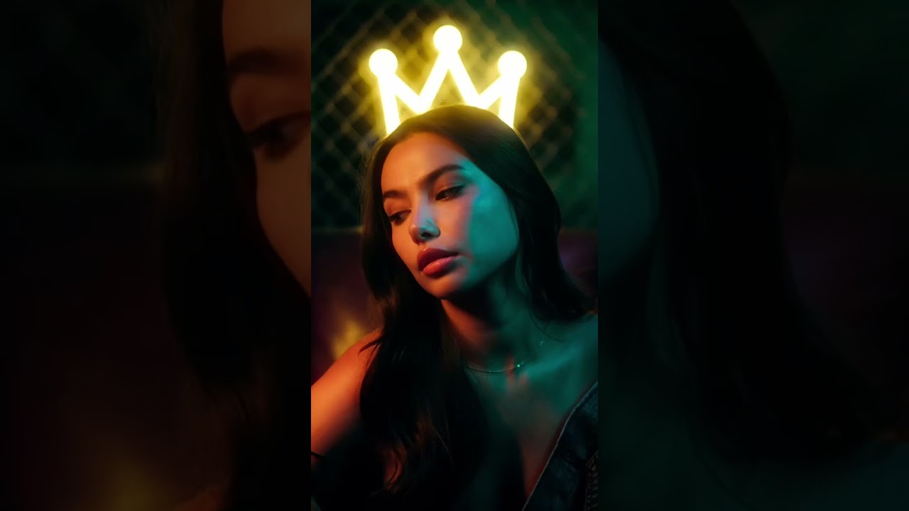 Behind the scene : low light portrait photography at a neon studio
