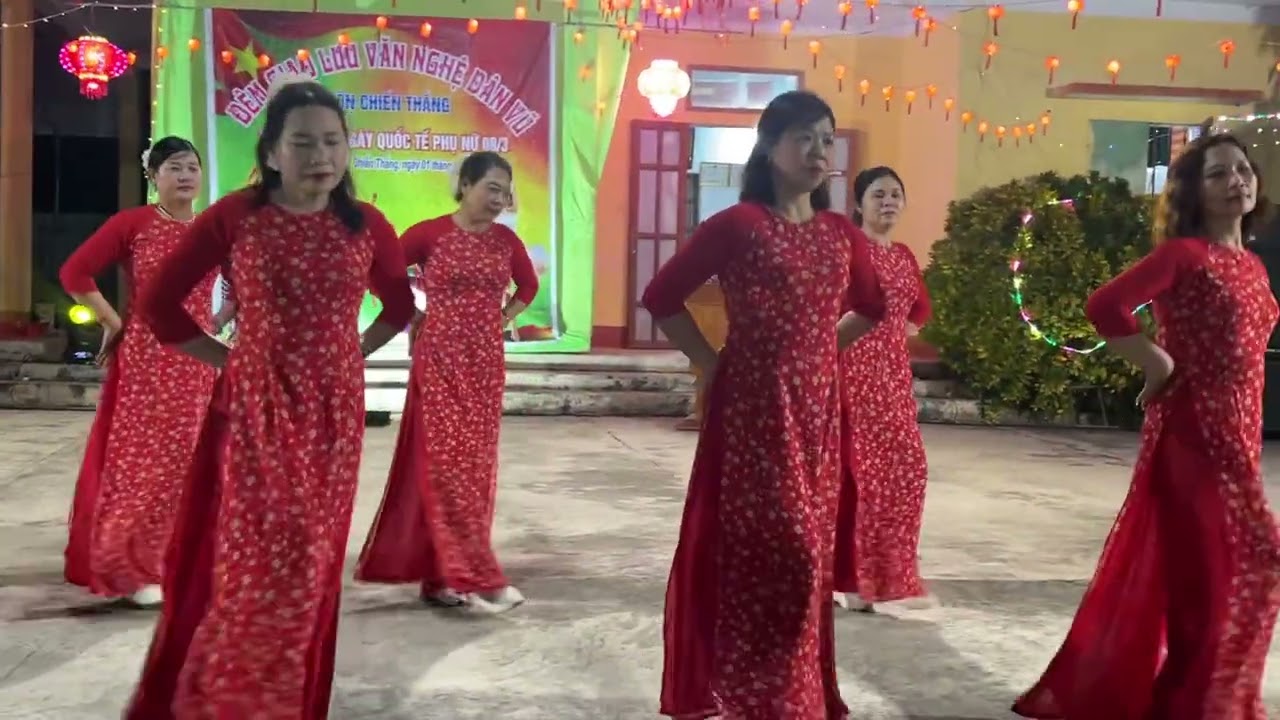 Bài ca phụ nữ Đội dân vũ Hồng Giang chào mừng 8/3.