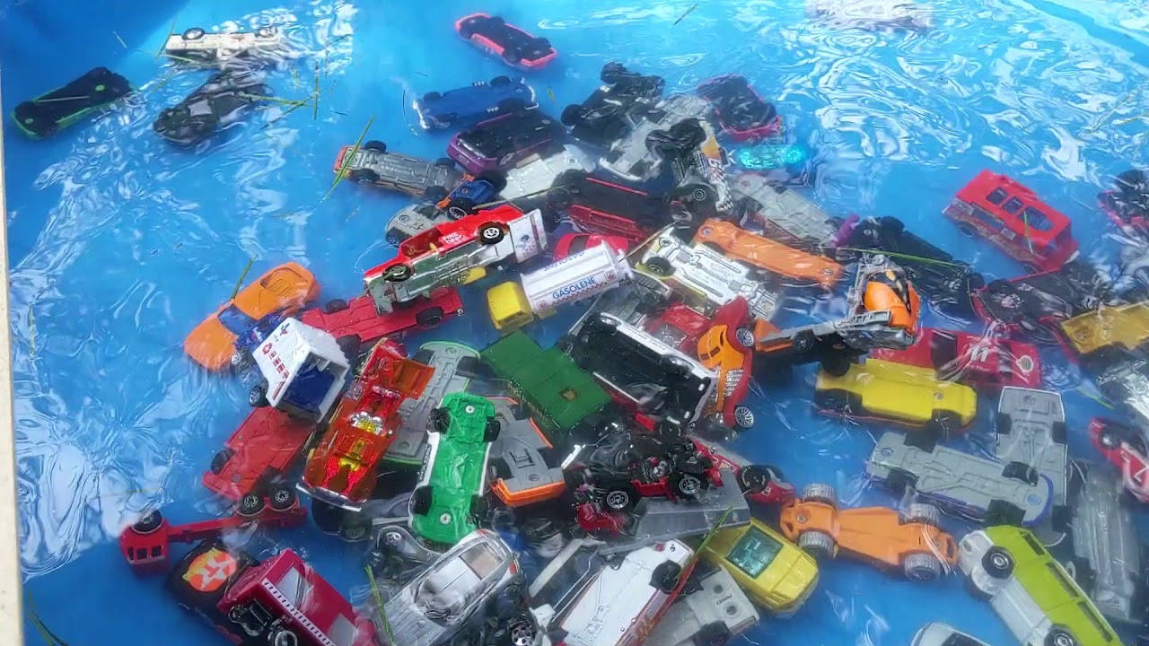 पानी में टॉय कार के साथ खेलते वली | Toy Cars in Water