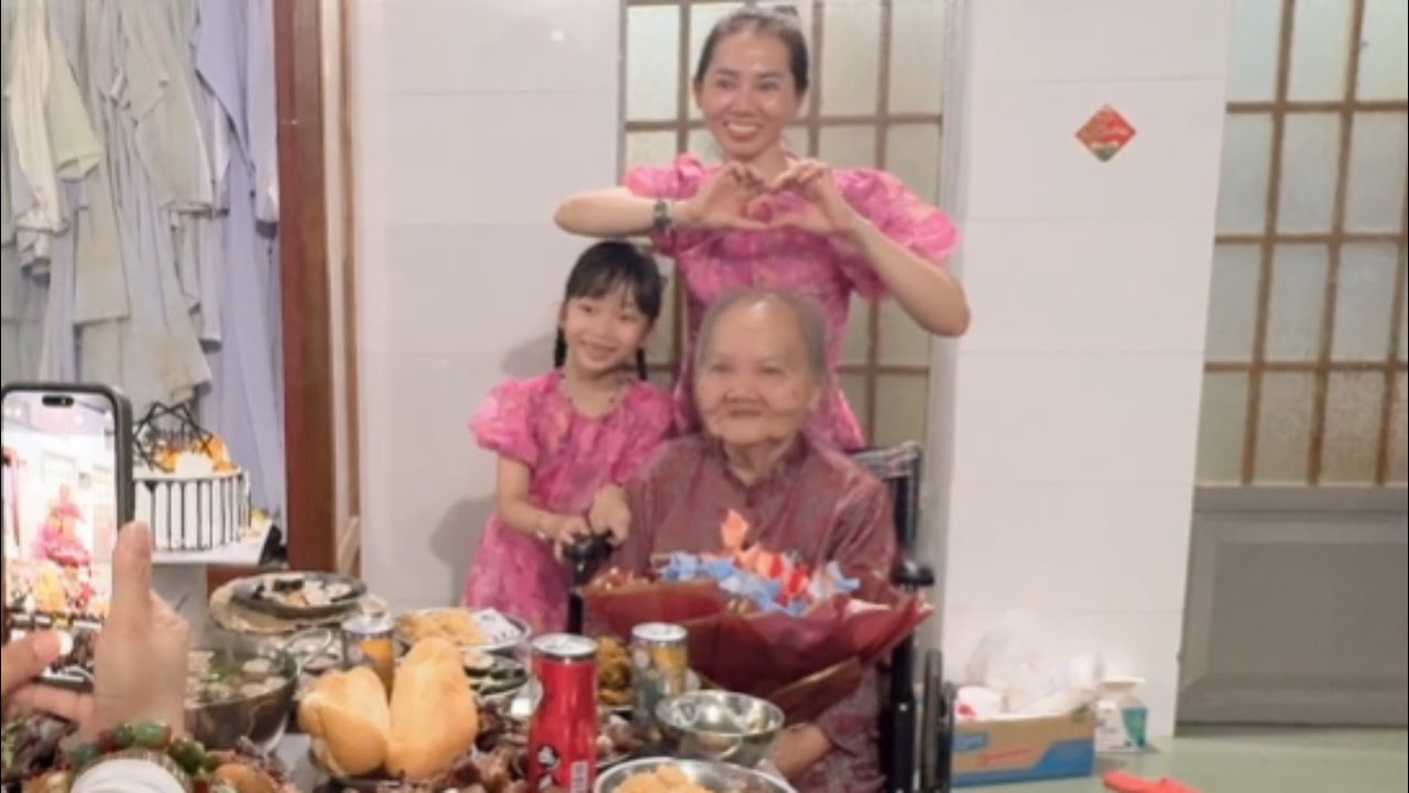 Kỷ niệm mùng 4 tết tại Việt Nam | Chúc con gái rượu của mẹ thêm tuổi mới mạnh khỏe bình an