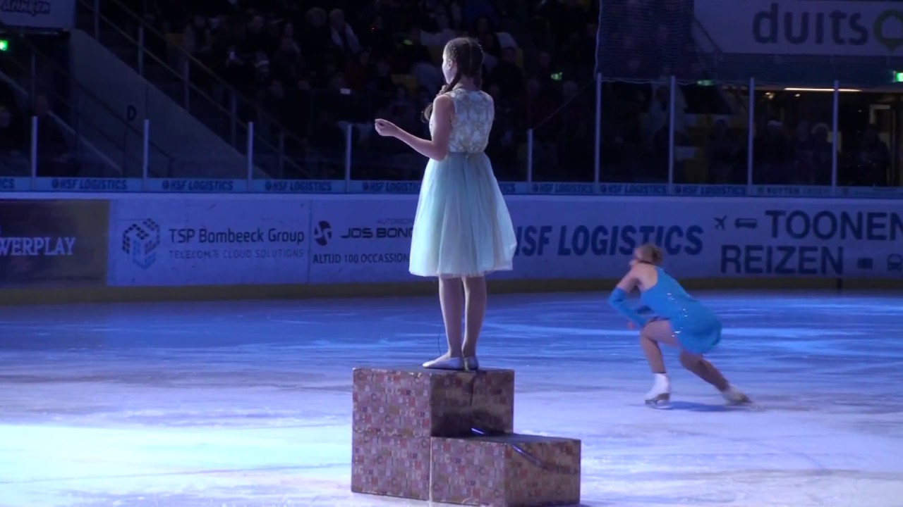 Amira Willighagen sings in figure skating show