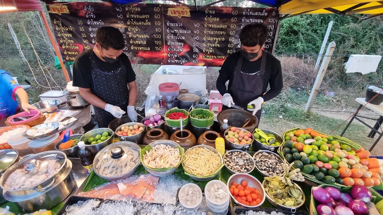 2หนุ่มจอมขยัน ตำส้มตำยำในครกหาเลี้ยงชีพ สะอาดดูดีน่ากิน ตำปางตาย ปากน้ำปราณบุรี Spicy seafood salad